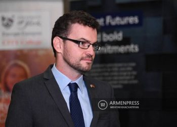 Посол Великобритании в Армении выразил соболезнования в связи с гибелью 15 военнослужащих