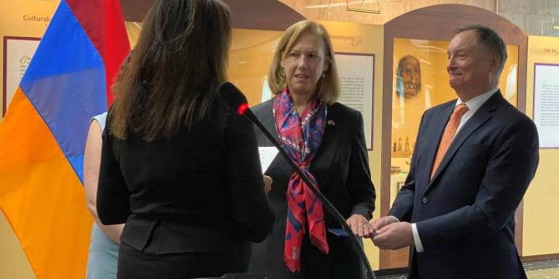 Кристина Куинн присягнула в качестве посла США в Армении