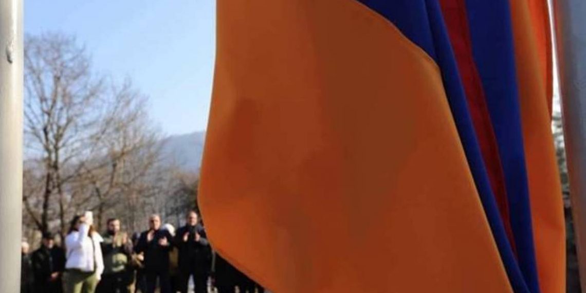 Церемония поднятия флага Армении