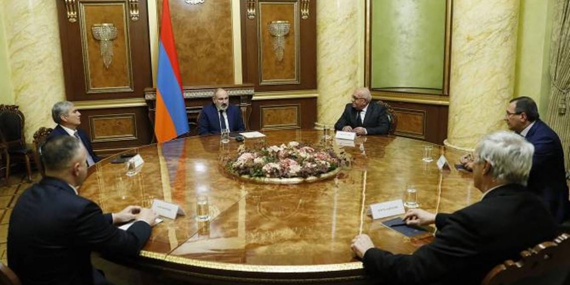 Премьер-министр провел встречу с руководителями внепарламентских политических сил