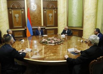 Премьер-министр провел встречу с руководителями внепарламентских политических сил