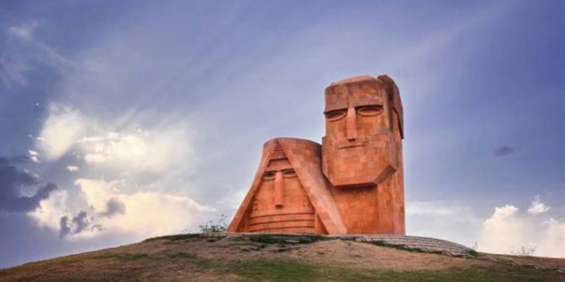 Азербайджан пытается переписать историю Нагорного Карабаха и обостряет ситуацию: статья азербайджанского журналиста