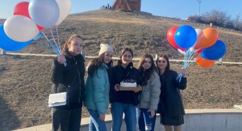В Степанакерте встретили детей, разлученных от своих семей на 47 дней из-за азербайджанской блокады