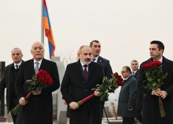 По случаю Дня армии премьер-министр Никол Пашинян посетил воинский пантеон «Ераблур»