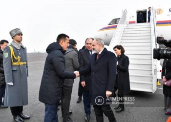 Премьер-министр Армении с супругой прибыли в Алматы