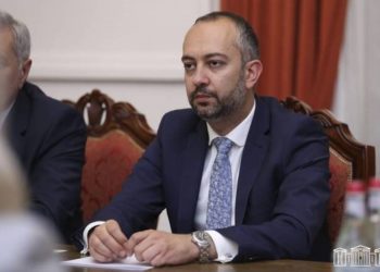 Эдуард Агаджанян оставил пост председателя постоянной комиссии НС по внешним отношениям