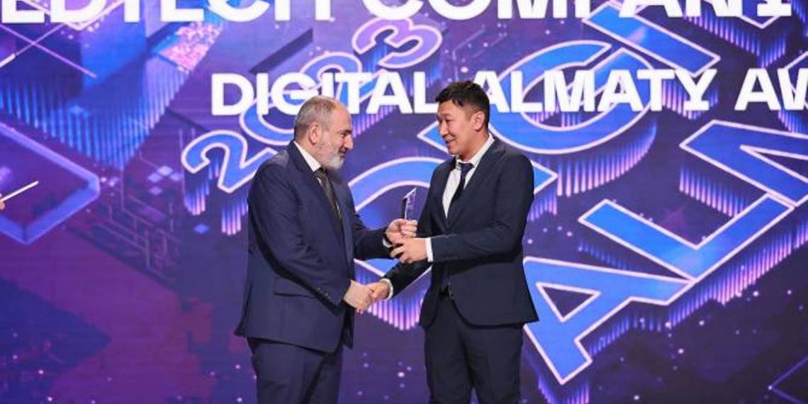 Никол Пашинян вручил Награду победителю в номинации EdTech в рамках форума Digital Almaty
