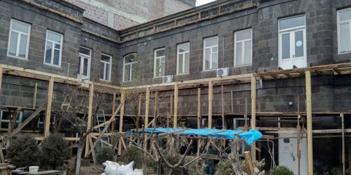 В Гюмри реставрируется балкон галереи сестер Мариам и Ерануи Асламазян