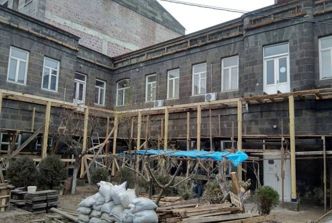 В Гюмри реставрируется балкон галереи сестер Мариам и Ерануи Асламазян