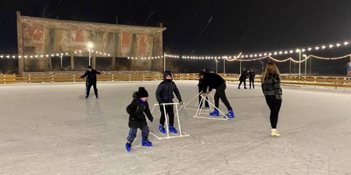 В Гюмрийском парке Дружбы действует общественный каток, полюбившийся туристам