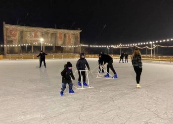 В Гюмрийском парке Дружбы действует общественный каток, полюбившийся туристам