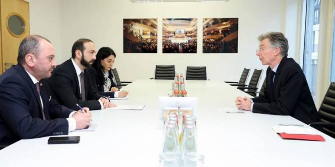 Для предотвращения этнической чистки НК необходимо усилить давление на Азербайджан: глава МИД Армении