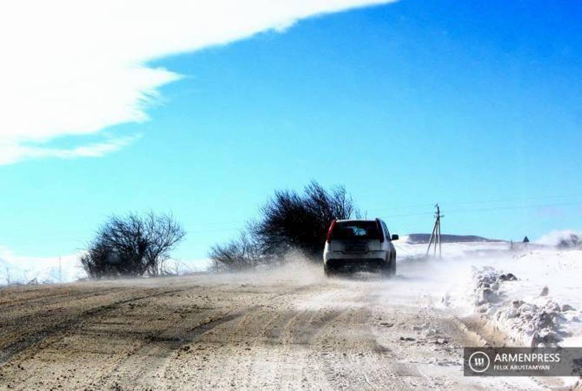 Из-за сильного снегопада в Армении закрыты многие автодороги