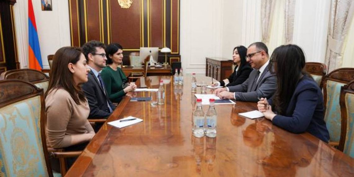 Вице-премьер Армении представил послу Великобритании ситуацию в Нагорном Карабахе