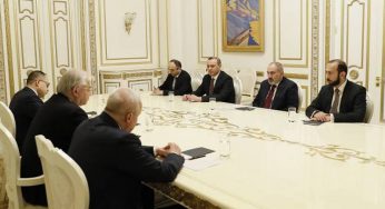 Премьер-министр Пашинян принял спецпредставителя главы МИД РФ, российского сопредседателя МГ ОБСЕ Игоря Ховаева