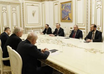 Премьер-министр Пашинян принял спецпредставителя главы МИД РФ, российского сопредседателя МГ ОБСЕ Игоря Ховаева