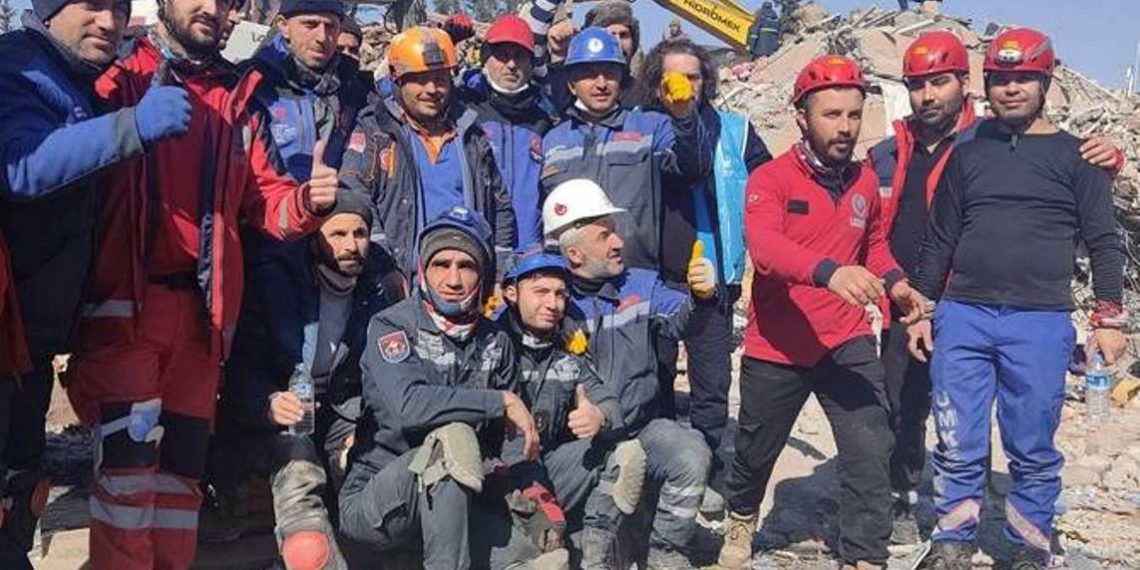 При сотрудничестве спасателей из Турции, Армении и США в Адыямане из-под завалов вытащили двух девочек