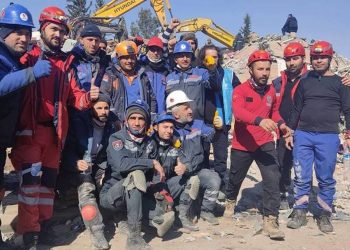 При сотрудничестве спасателей из Турции, Армении и США в Адыямане из-под завалов вытащили двух девочек