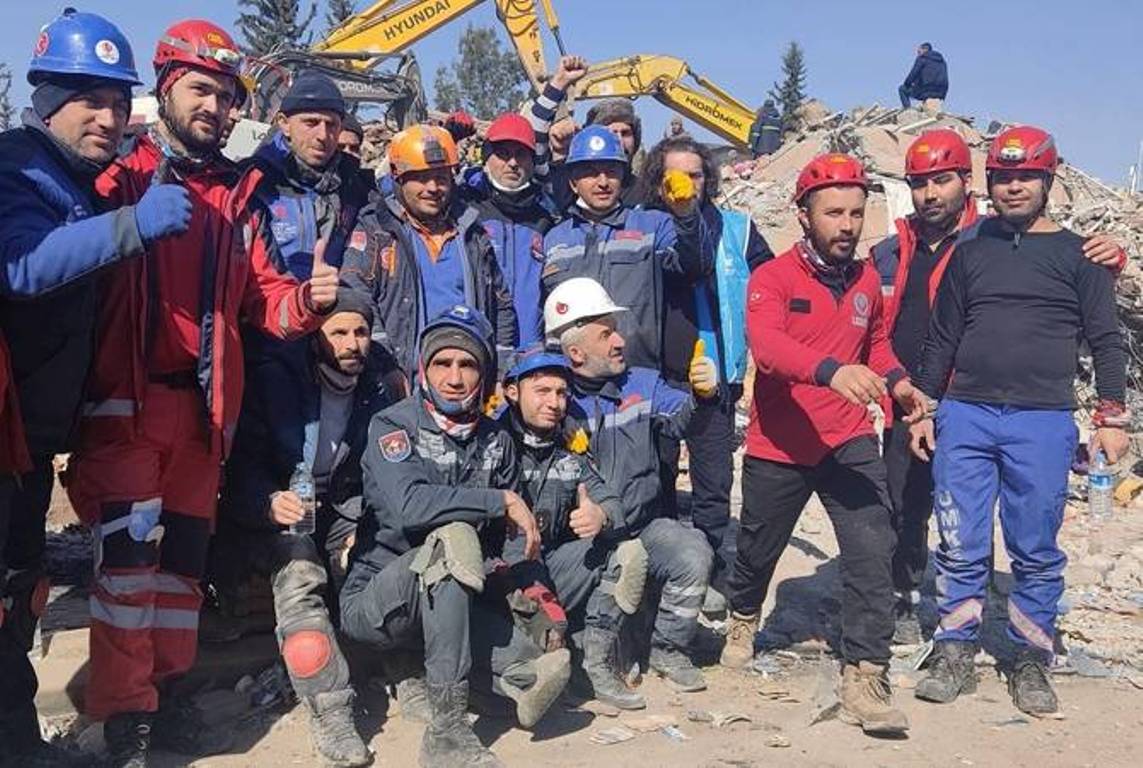 При сотрудничестве спасателей из Турции, Армении и США в Адыямане из-под завалов вытащили двух девочек