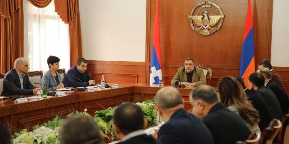 Уверен, что все проблемы, с которыми мы сталкиваемся, решаемы: Государственный министр Арцаха провел совещание