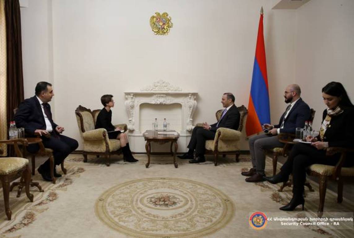 Секретарь Совета безопасности Армении принял новоназначенного посла Латвии
