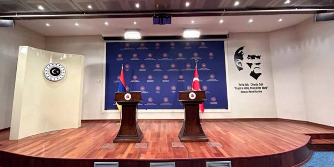 В Анкаре проходит встреча Арарата Мирзояна и Мевлюта Чавушоглу