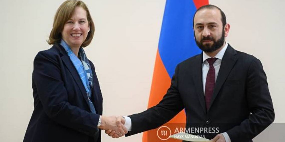 Азербайджан должен без предварительных условий восстановить режим Лачинского коридора: глава МИД Армении послу США