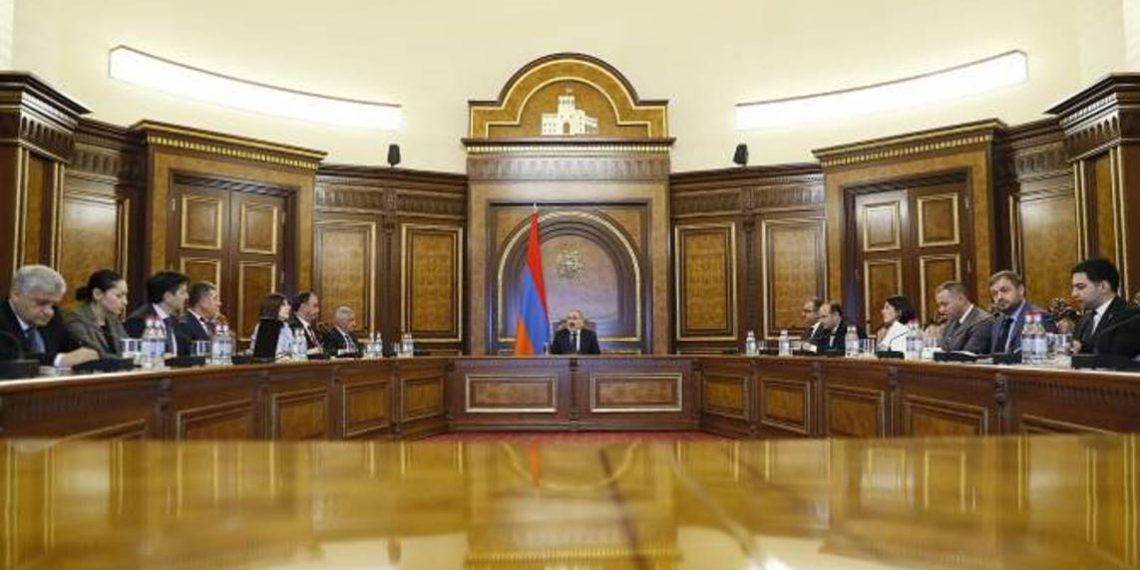 Под руководством премьер-министра были обсуждены вопросы среднесрочной программы расходов на 2024-2026 годы