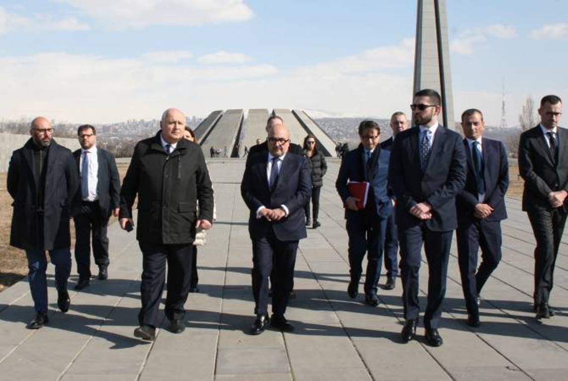 Делегация во главе с министром культуры Италии посетила Мемориал памяти жертв Геноцида армян