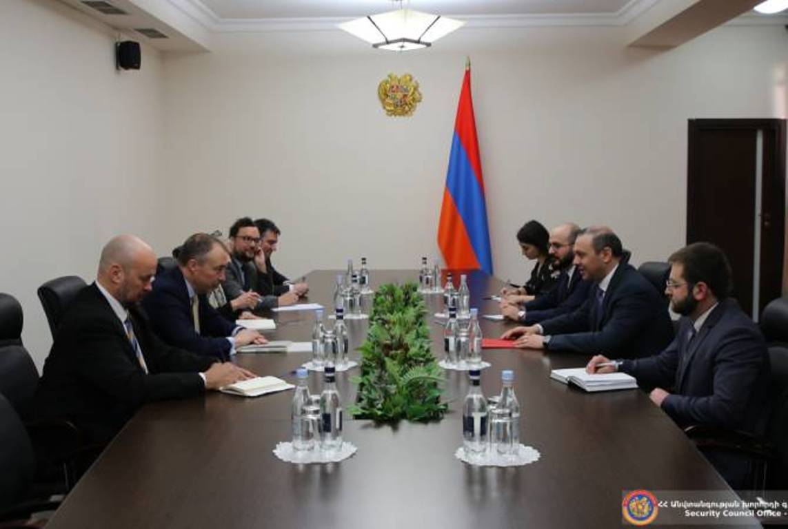 Секретарь СБ Армении и спецпредставитель ЕС по Южному Кавказу обсудили договоренности, достигнутые по брюссельскому формату
