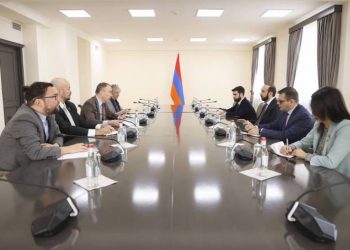 Мирзоян и Клаар подчеркнули важность урегулирования ситуации в связи с блокировкой Азербайджаном Лачина