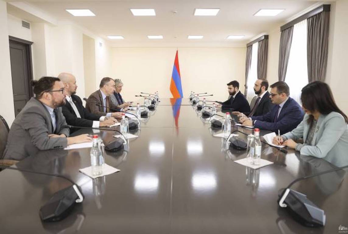Мирзоян и Клаар подчеркнули важность урегулирования ситуации в связи с блокировкой Азербайджаном Лачина