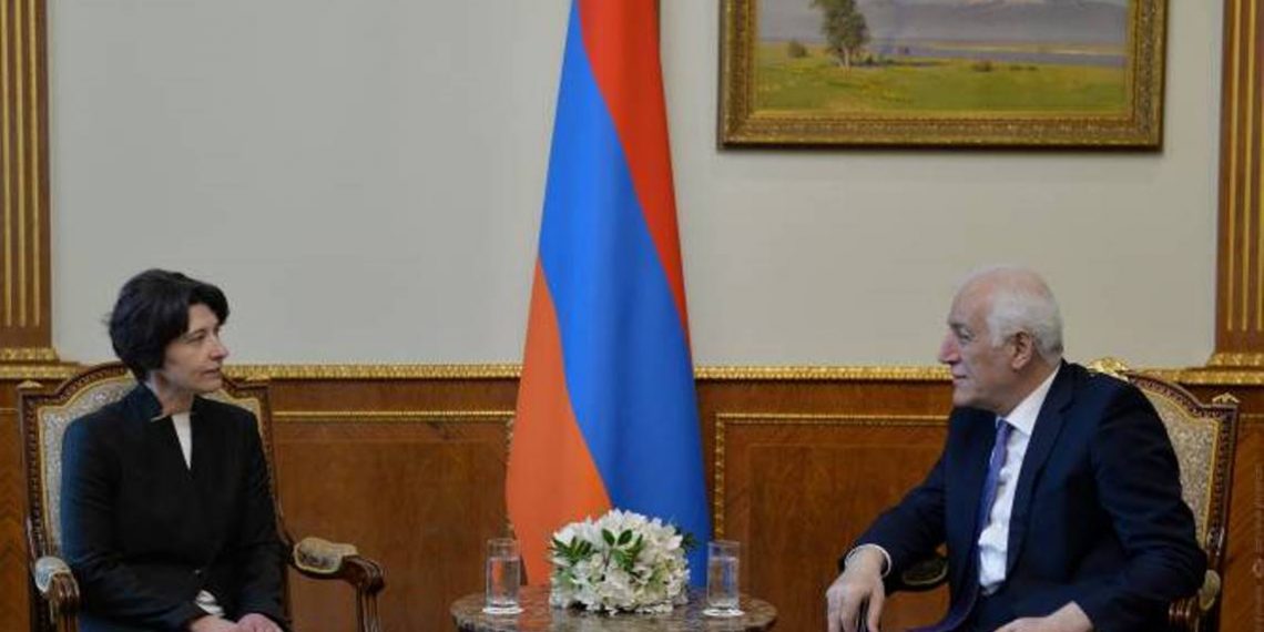 Президент Армении и посол Эстонии коснулись вопроса блокирования Лачинского коридора