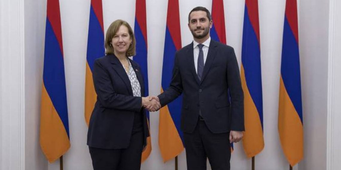 Вице-спикер НС на встрече с послом США подчеркнул необходимость обуздания агрессивной и воинственной политики Баку