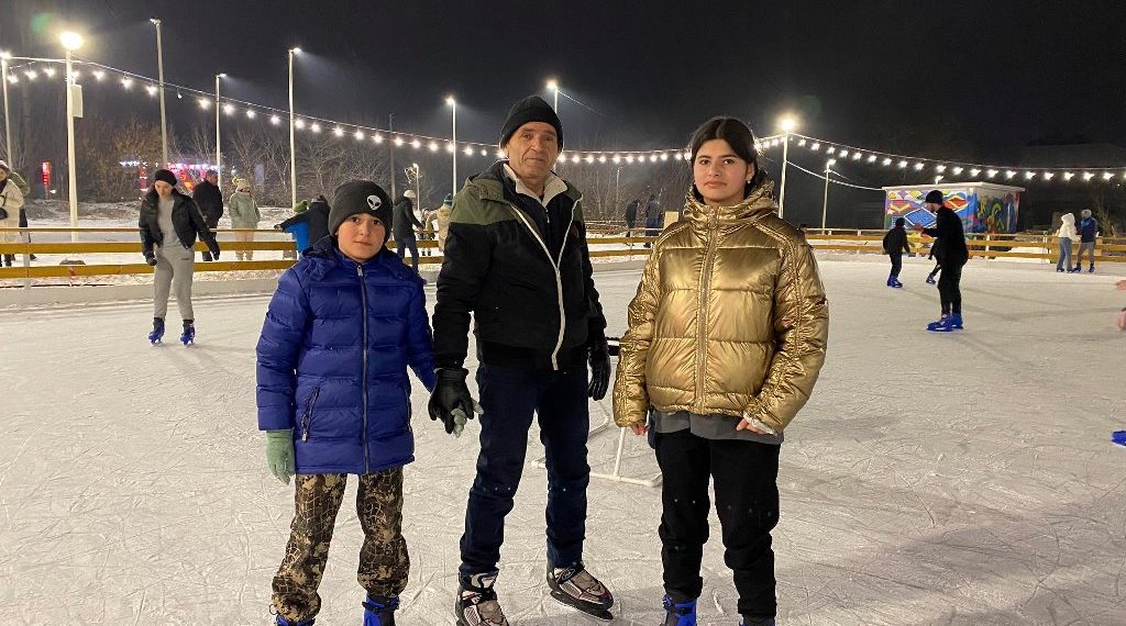 В Гюмрийском парке Дружбы действует общественный каток, полюбившийся туристам