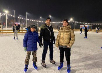 В Гюмрийском парке Дружбы действует общественный каток, полюбившийся туристам