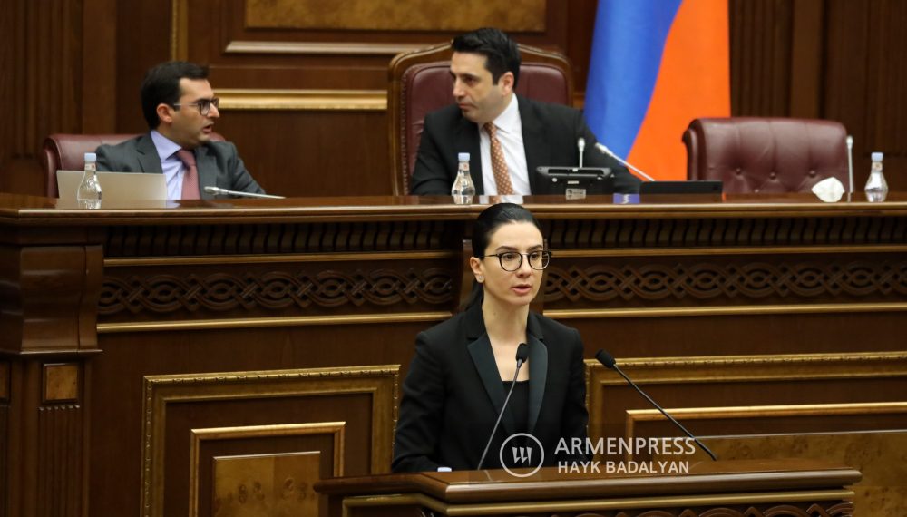 Два оппозиционных депутата парламента Армении лишились мандатов