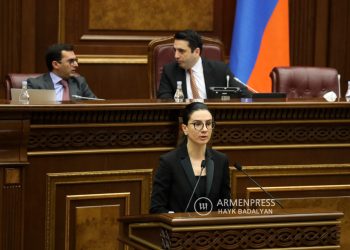 Два оппозиционных депутата парламента Армении лишились мандатов