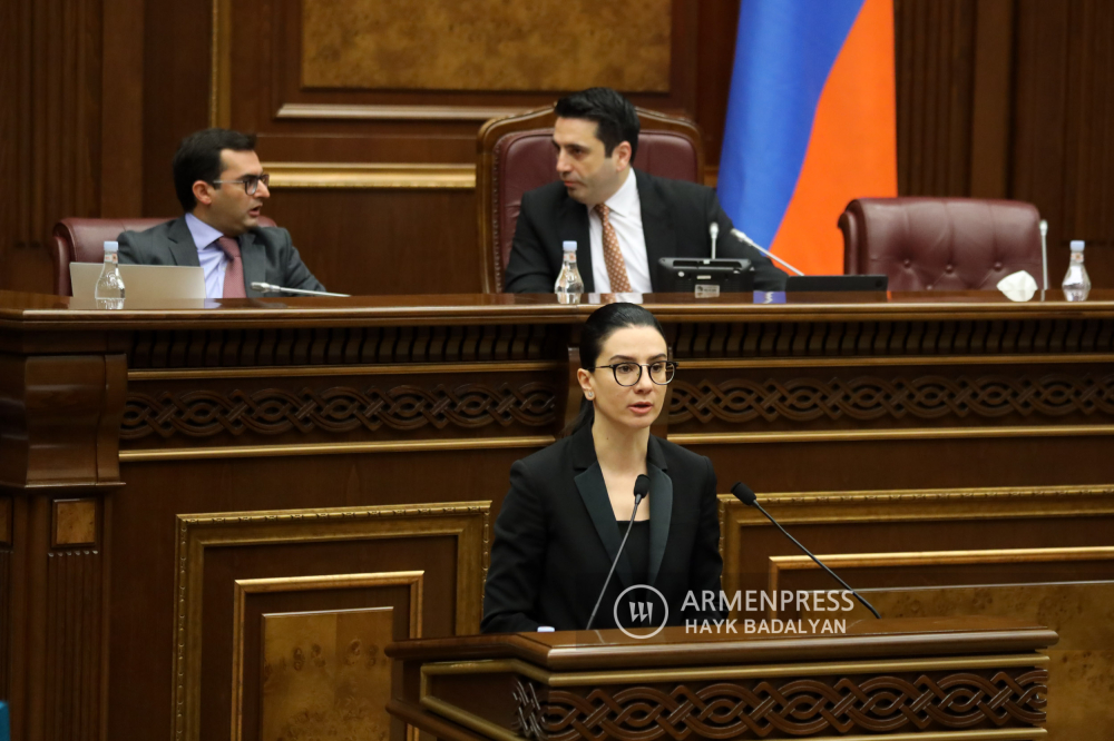 Два оппозиционных депутата парламента Армении лишились мандатов