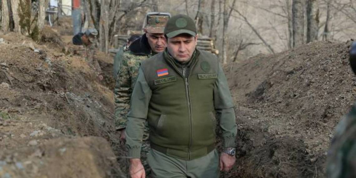 Министр обороны Армении посетил юго-восточную приграничную зону