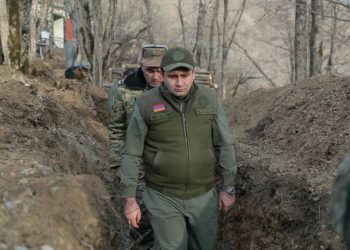 Министр обороны Армении посетил юго-восточную приграничную зону