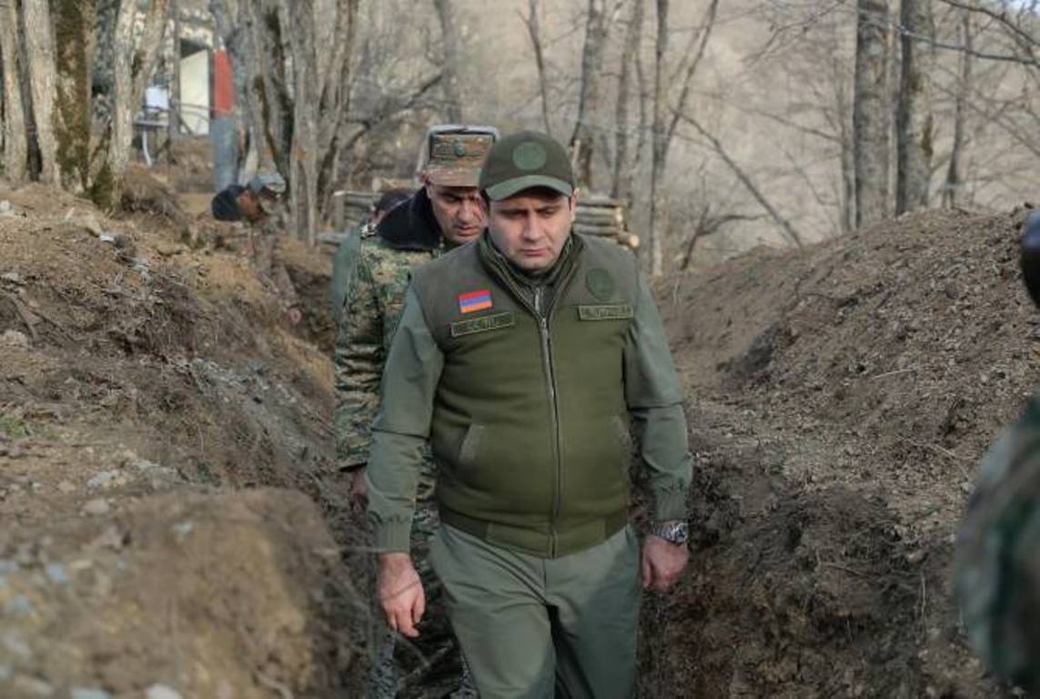 Министр обороны Армении посетил юго-восточную приграничную зону