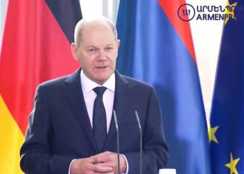 Необходимо достичь мирного решения также с точки зрения права граждан Нагорного Карабаха на самоопределение: Шольц