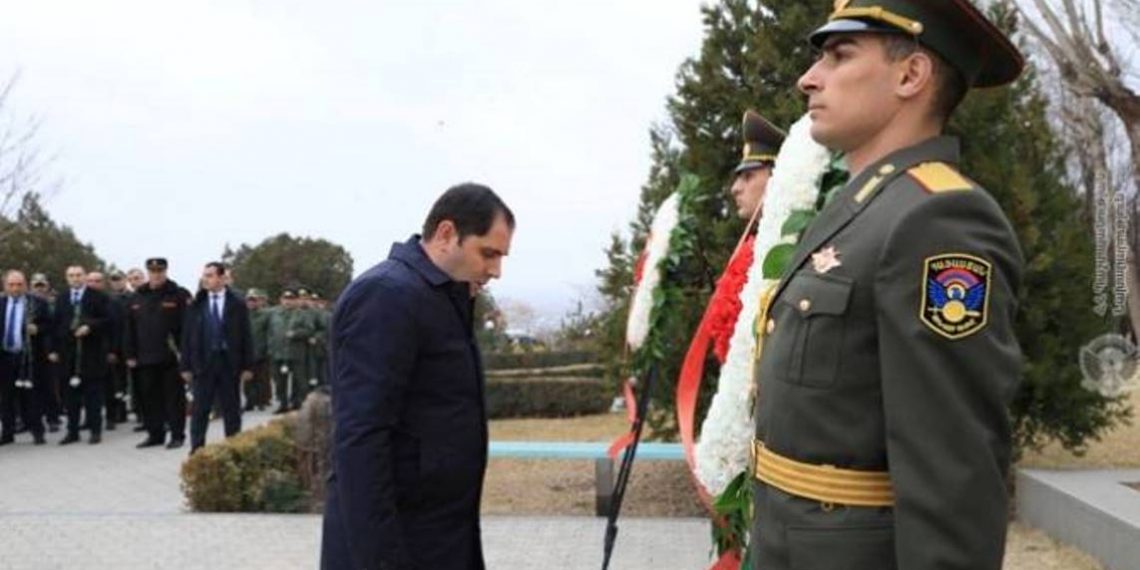 По случаю 64-летия Вазгена Саргсяна министр обороны Армении посетил воинский пантеон «Ераблур»  