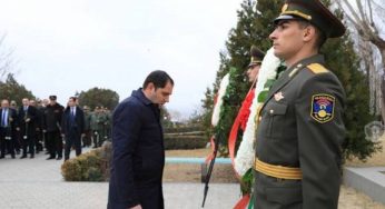 По случаю 64-летия Вазгена Саргсяна министр обороны Армении посетил воинский пантеон «Ераблур»  