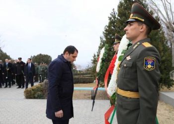 По случаю 64-летия Вазгена Саргсяна министр обороны Армении посетил воинский пантеон «Ераблур»  