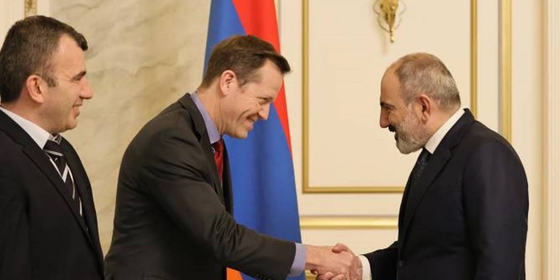 Премьер-министр Пашинян принял вице-президента компании Microchip Technology