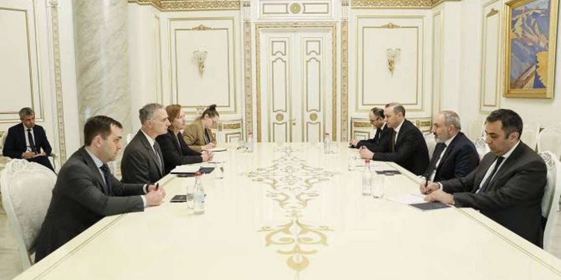 Премьер-министр Пашинян принял американского сопредседателя Минской группы ОБСЕ Луиса Боно