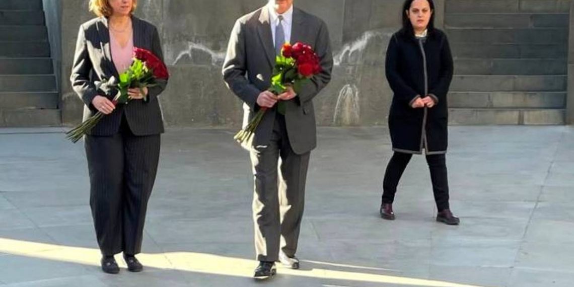 Старший советник Госдепартамента США по переговорам на Кавказе почтил память жертв Геноцида армян