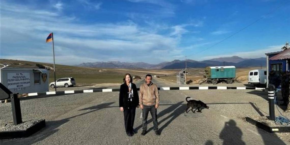 Посол США в Армении посетила начальный участок Лачинского коридора